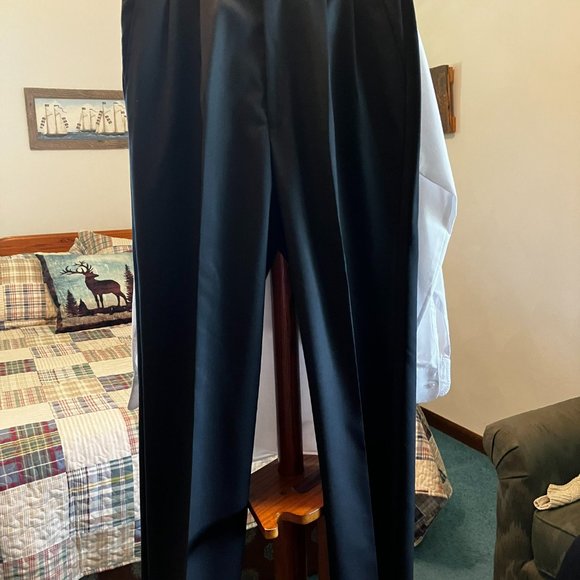 Tuxedo - Neil Allyn Formal Wear 100% Wool - Complete set! - Picture 10 of 11